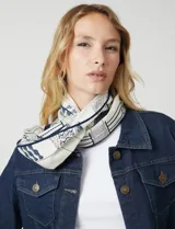 Pashmina de seda y cashmere estampada en blanco y azul marino, con diseño de texto y rayas.