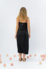 Vestido midi celeste de tejido tipo seda fría, con breteles finos regulables, botones de madera decorativos en el frente, pliegues decorativos en la cintura y cierre invisible en el costado.