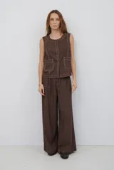 Pantalón de corte ancho y tiro alto, confeccionado en tejido con textura tipo espiga en color azul. Presenta pinzas en la cintura y costuras reforzadas.