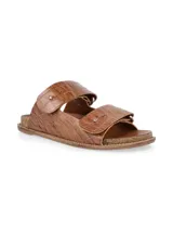 Sandalias de cuero con textura de reptil en color camel, con dos tiras anchas ajustables mediante hebillas metálicas y plantilla de corcho.