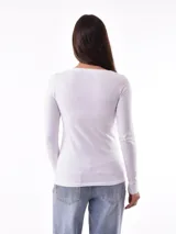 Remera de manga larga color negro con cuello en V. Presenta un estampado gráfico frontal en color blanco con la frase 'You will Bloom Yourself' y un dibujo de una flor.