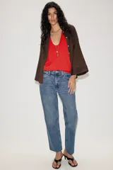 Jeans Z1975 de tiro alto y corte slim, color azul con lavado medio, diseño de cinco bolsillos y bajo sin costuras. Cierre frontal con cremallera y botón metálico.