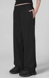 Pantalón cargo de corte oversize confeccionado en microfibra elastizada. Presenta cintura elástica, bolsillos laterales y un bolsillo cargo con cierre de broche a presión. Incluye un sistema de elásticos con tancas en los tobillos para regular la apertura.