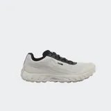 Championes de trail running Norda modelo 002, color gris claro con detalles en negro. Confeccionados con fibra Dyneema® sin costuras, cuentan con entresuela Norda® x Vibram® SLE y suela Formation con tecnología Litebase® y caucho Megagrip®.