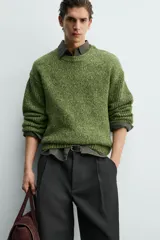 Jersey de punto con estructura de torzal y efecto jaspeado, de corte relajado, cuello redondo y manga larga con acabados en rib.
