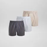 Pack de tres bóxer de algodón con cintura elástica y botón frontal. Uno con rayas verticales azules y amarillas, otro con lunares marrones sobre fondo celeste y otro con rayas verticales marrones y beige.