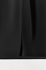 Vestido midi de escote recto y diseño strapless, con corte recto y abertura en la espalda.