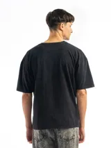 Remera oversized color bordó de corte relajado, confeccionada en algodón pesado con efecto acid wash.