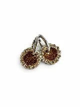 Aros de acero quirúrgico tipo argolla pequeña con dije circular de resina color ámbar con brillo y borde engastado de strass.