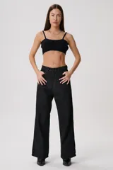 Jean de tiro medio, color negro lavado, con corte ancho y pierna recta.