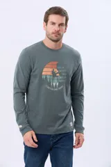 Remera de manga larga y cuello redondo en color gris oscuro, con estampado frontal que incluye un diseño de montaña y la frase 'Life is better with mountain climbing'.