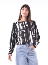 Blusa de mangas largas con estampado de hojas en tonos celeste y azul marino, con lazo en la cintura.