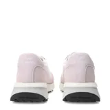 Championes urbanos New Balance modelo U370, color rosado con detalles en blanco. Presentan el logo N característico en los laterales, cordones blancos y una suela con plataforma.