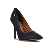 Zapato de tacón alto Vizzano, color blanco, con punta fina y tacón de aguja. Presenta un pequeño logo metálico en el lateral exterior.