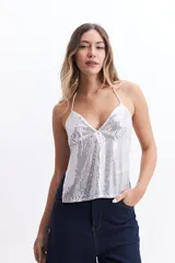 Musculosa de breteles finos con escote en "V" y lazo en la espalda, con lentejuelas sutiles.
