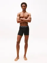Pack de tres bóxer briefs Tommy Hilfiger en color negro, confeccionados en tejido suave y elástico. Presentan una cintura elástica distintiva con el logo de la marca estampado en contraste.