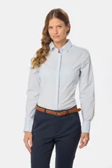Camisa blanca entallada de manga larga, suave al tacto. Contiene spandex para un mejor calce.