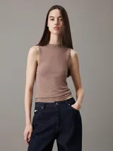 Musculosa marrón de punto de viscosa suave, corte slim, cuello redondo, ribetes de punto de canalé y logo bordado de Calvin Klein en el cuello.