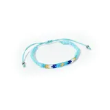 Pulsera ajustable con mostacillas celestes, azules, blancas y doradas.