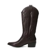 Botas estilo tejano color bordó, con caña alta, punta fina y taco cuadrado. Presentan costuras decorativas en la caña y en la puntera.