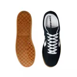 Championes Converse de estilo clásico, confeccionados en gamuza negra con detalles en blanco y suela de goma color caramelo. Presentan el logo All Star en dorado y el diseño característico de estrella y flecha en el lateral.