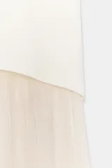 Falda midi color crema con cintura elástica y tejido plisado.