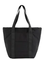 Bolso tipo tote color negro, confeccionado en lona opaca capitoneada con estructura acolchada. Presenta doble asa de hombro con el nombre de la marca grabado y cuenta con un compartimento principal amplio con interior forrado y bolsillo interno.