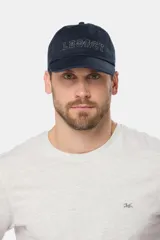 Gorro con visera de lona en color azul marino, con diseño de seis paneles y bordado frontal con la palabra Legacy. Cuenta con cierre ajustable en la parte posterior.