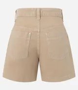Short mom de tiro alto confeccionado en sarga de algodón, con diseño de bolsillos tipo carpintero en la parte frontal, cierre de botón y cremallera, y trabillas en la cintura.