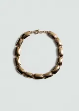 Collar de eslabones rectangulares con bordes redondeados y acabado metálico brillante en tono dorado.