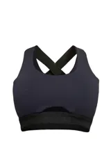 Top deportivo negro con escote redondo, espalda deportiva y abertura geométrica en el centro del pecho.