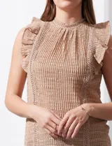 Blusa color beige con textura acanalada, cuello alto con detalle de crochet y volados en los hombros.