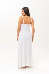 Vestido largo blanco de tirantes finos, con escote en V y corte amplio.