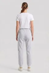 Pantalón de jogging unisex color negro, con cintura elástica y puños acanalados en los tobillos. Presenta un corte cómodo y bolsillos laterales.