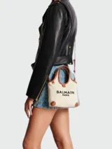 Bolso tote Balmain de lino color crudo con logo estampado en negro y detalles en cuero marrón.