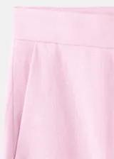 Pantalón de lino color rosado, de diseño recto y tiro medio, con trabillas, bolsillos laterales y cierre oculto.
