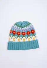 Gorro de lana tejido de punto color celeste, con diseño jacquard geométrico en blanco, rosa, verde, naranja y rojo.