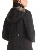 Campera de abrigo color marrón, con diseño capitoneado de costuras entrelazadas en relieve. Presenta cuello alto, capucha desmontable, cierre frontal completo y bolsillos laterales con cierre. Incluye trabas ajustables en la cintura con botones metálicos para entallar la silueta.