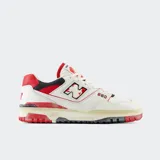Championes New Balance modelo 550, diseño retro de básquet de caña baja. Confeccionados en cuero blanco con detalles en rojo, negro y suela de caucho envejecida.