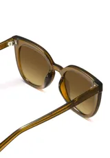 Lentes de sol con montura cuadrada color verde oliva y lentes grises. Fabricados con materiales reciclados.