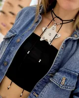 Gargantilla choker de cuero sintético negro con dije de estrella blanca con apliques de strass.