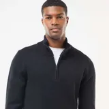 Sweater negro de punto grueso con cuello chimenea y cierre parcial con cremallera. Presenta hombros con costura marcada y puños y cintura acanalados.