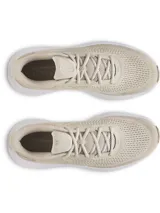 Championes de running Under Armour modelo Charged Rogue 5, color beige con entresuela blanca. Presentan una parte superior de malla técnica transpirable, logo de la marca en el talón y suela de goma resistente.