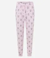 Pijama largo de media malla color rosa con estampado de caras de leopardo. Incluye una blusa de manga larga con cuello redondo y un pantalón con cintura elástica, puños y ruedo ajustados.