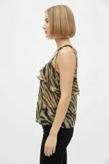 Top sin mangas de viscosa con estampado animal print, escote en V y volados superpuestos que caen sobre los hombros, con tirantes finos ajustables.