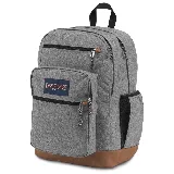 Mochila JanSport Cool Student gris con base y detalles en marrón. Cuenta con dos compartimentos principales, funda interna para laptop, bolsillo lateral para botella, bolsillo frontal con organizador y clip para llaves, panel trasero acolchado, tirantes ergonómicos y dos bolsillos exteriores con cremallera.