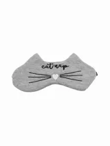 Antifaz para dormir de tela gris con forma de orejas de gato, bordado con la frase 'cat nap', bigotes y un corazón blanco en el centro.