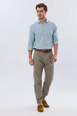 Pantalón bombacha de campo color caqui, de corte tradicional con pinzas en la cintura y botamanga ajustada con botones.