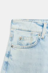 Jeans Z1975 de tiro medio y pernera holgada tipo barrel con bajo acabado en vuelta. Confeccionados en denim de lavado claro, cuentan con diseño de cinco bolsillos y cierre frontal con cremallera y botón metálico.