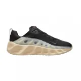 Championes Nike modelo Ava Rover, con diseño moderno en color negro y suela de plataforma en tono beige con estructura geométrica. Presenta detalles translúcidos en los laterales y el logo de la marca en el costado.